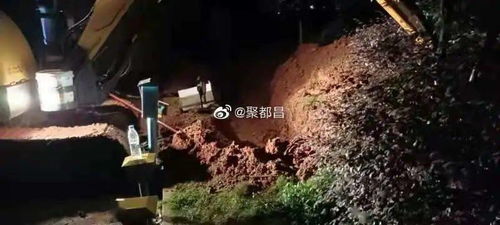 九江都昌 电缆爆燃炸出深坑,居民用电存隐患